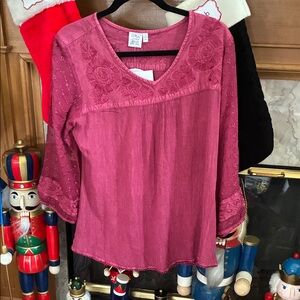 Parsley & Sage Women's Rose Embroidered Top